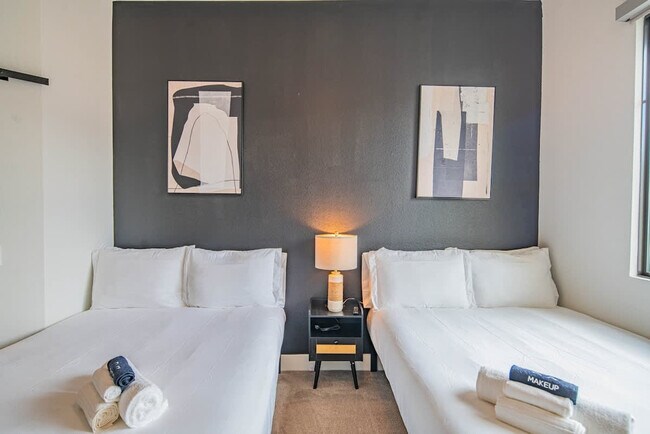 Building Photo - 15501 N Dial Blvd