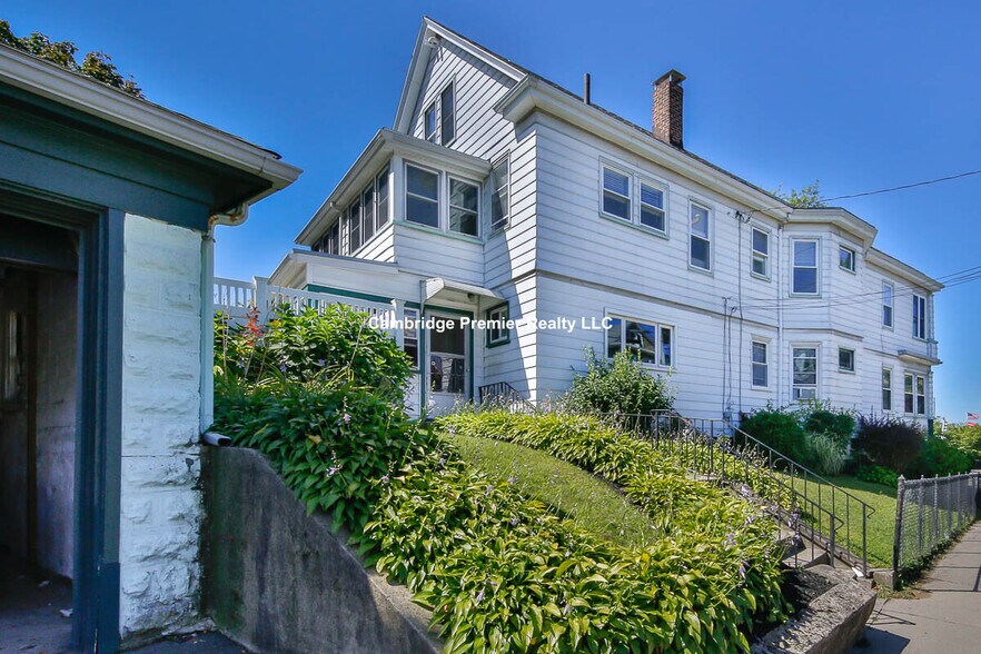 Building Photo - 745 Fellsway