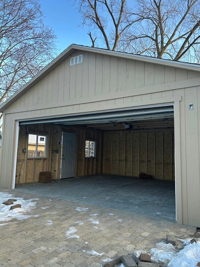 Building Photo - 921 Stratford Ln