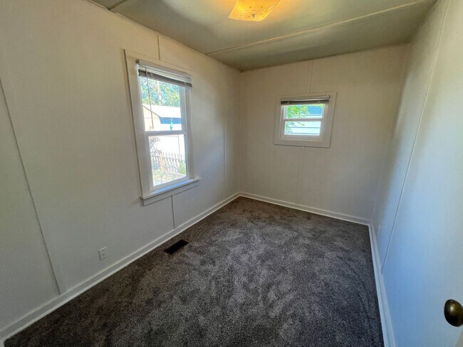 Building Photo - Adorable Shadle Bungalow - 2 Bed, 1 Bath +...