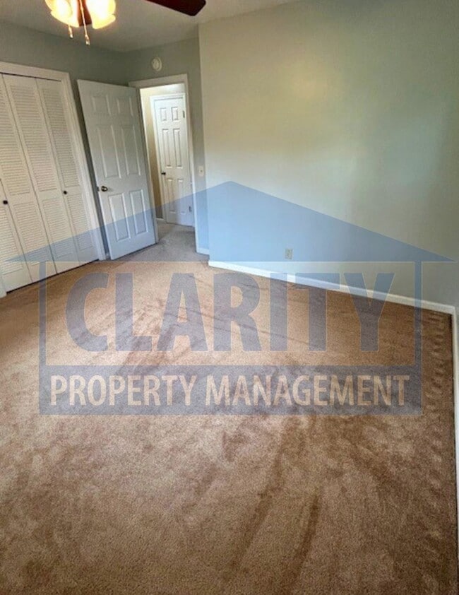 Building Photo - Great one level home with double garage!
