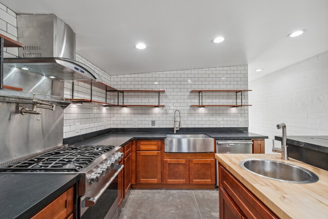 Building Photo - 1612 E Gaylon Dr