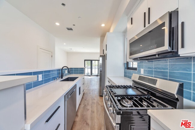 Building Photo - 1024 1/2 Masselin Ave