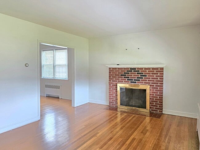 Building Photo - Charming and well-maintained ranch style available now!