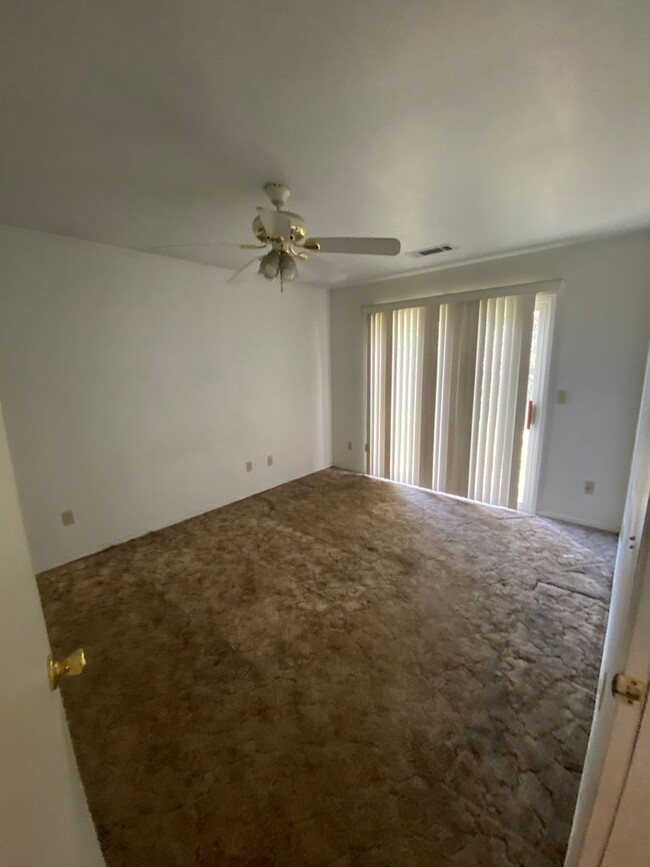 Building Photo - 2 bedroom 1 bath in Northwest Hanford, rea...