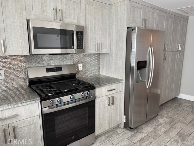 Building Photo - 6 Leda