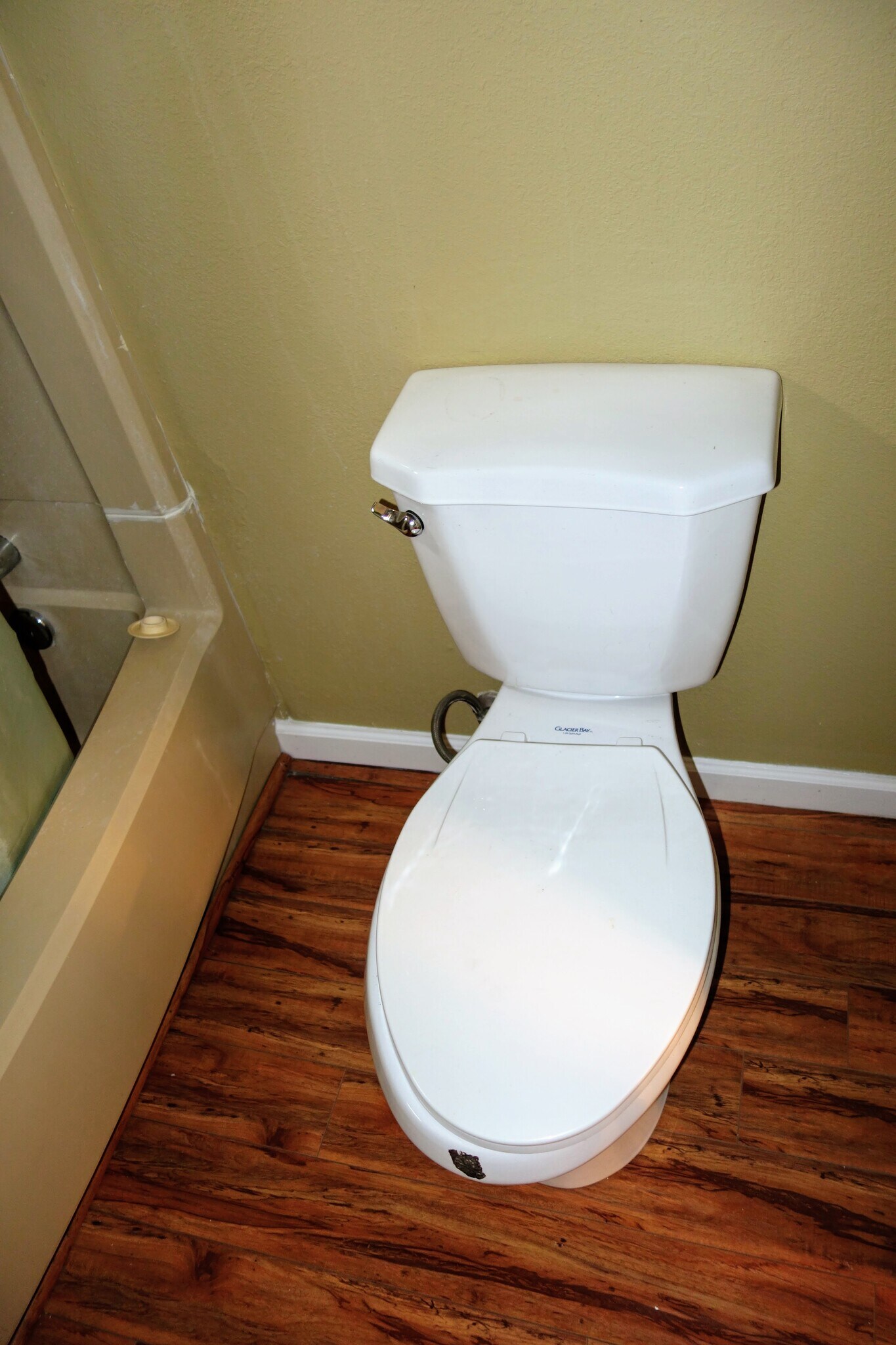 2nd floor shared full bath - 983 Hacienda Circle