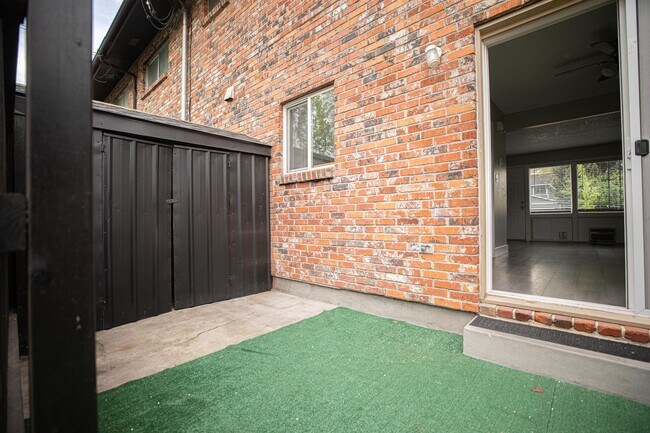 Building Photo - 905 N Mercer St