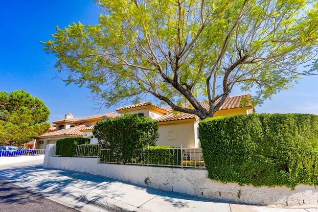 Building Photo - Single Story Northwest 3 Bedroom Pool Home