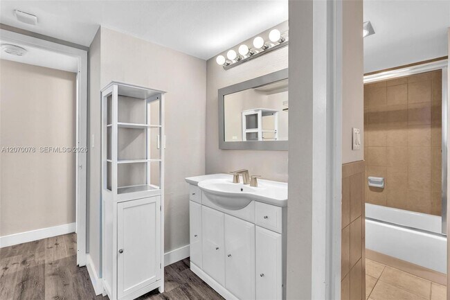 Building Photo - 3375 N Country Club Dr