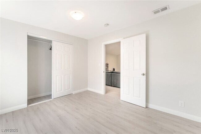 Building Photo - 3209 Kings Way