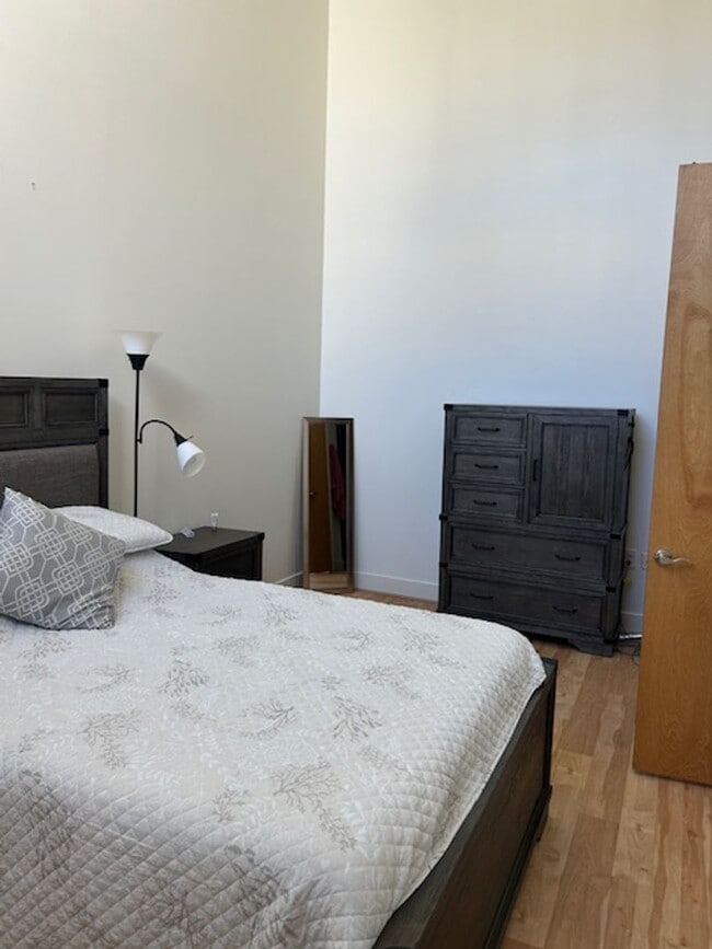 Building Photo - Fully Furnished, Awesome 1 Bedroom 1.5 Bath Condo in Excellent Location