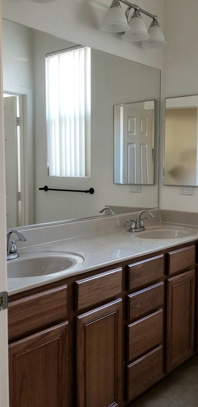 Building Photo - 4901 Oro Ln