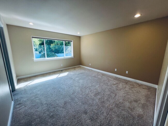 Building Photo - Beautiful 4 bedroom, 3 bath Mount Vernon Home