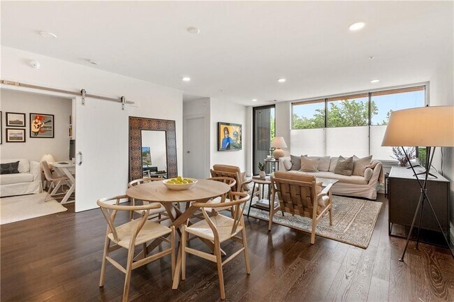 Building Photo - 900 S 1st St