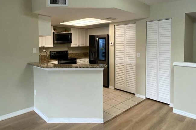 Building Photo - 600 Crestwood Ct N