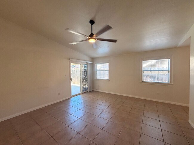 Building Photo - NW Bakersfield home!