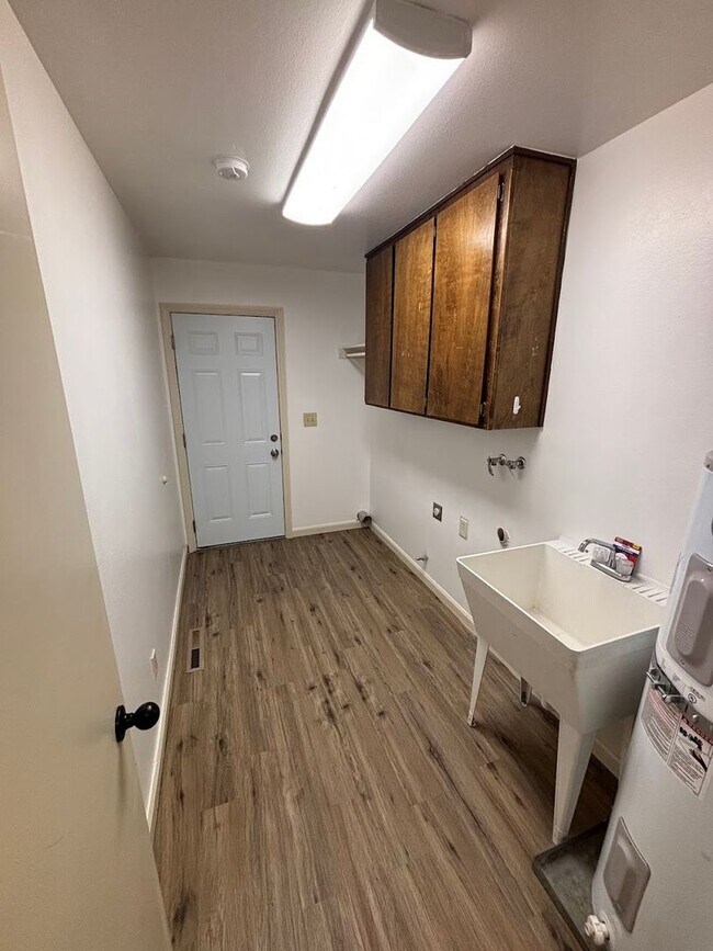 Building Photo - Spacious property with views!