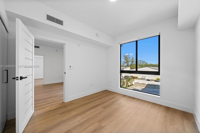 Building Photo - 2479 NE 192 St