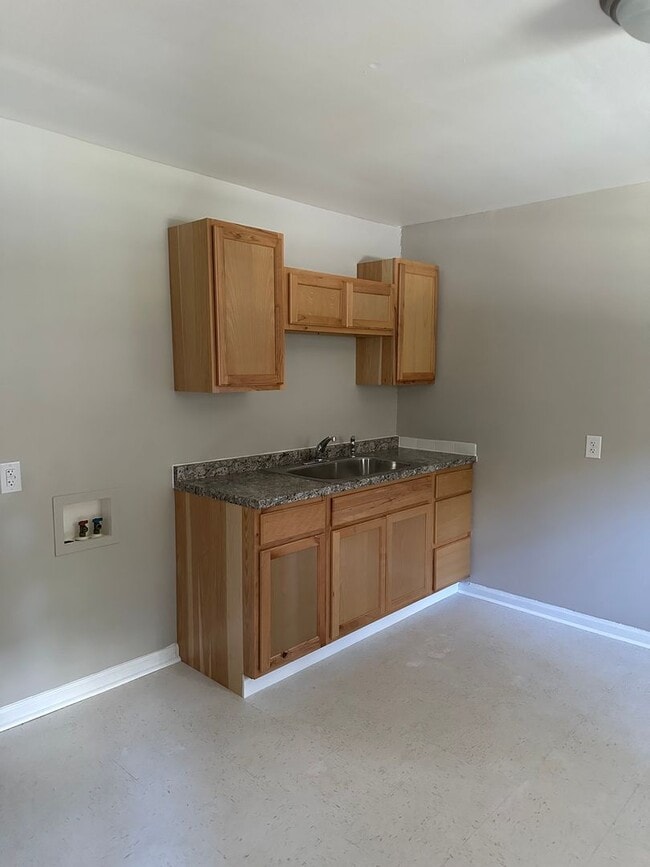 Building Photo - 3 Bedroom/1 bath home