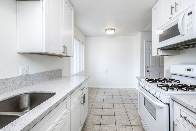 Building Photo - Lakeside Upstairs First Month FREE 1 Bd / 1 ba w/ In Unit  Laundry, Parking, + Water/Trash Included
