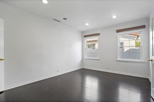 Building Photo - Beverly Grove 3bed 4bath Stunning home!