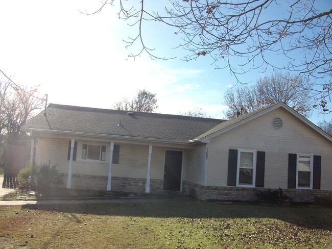 Building Photo - 7082 Lakeview Dr