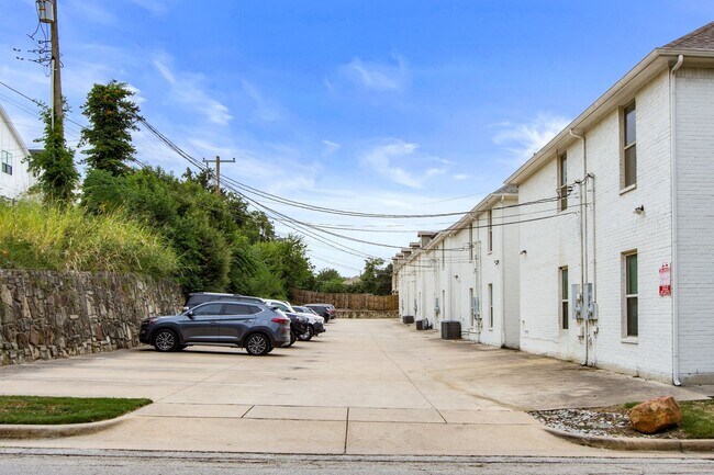 Building Photo - 2705 McCart Ave