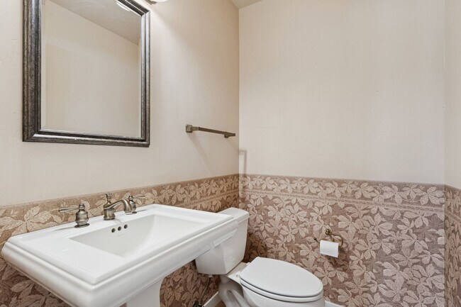 Building Photo - Wonderful Townhome On Eagle Bend Golf Course!