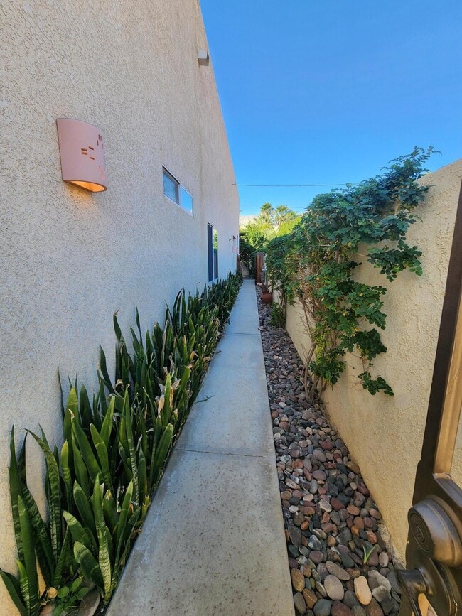 Building Photo - 54035 Avenida Martinez