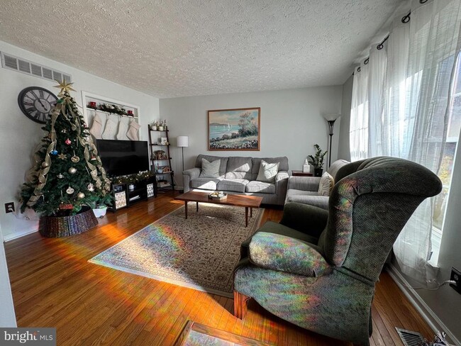 Building Photo - 3132 Laurel View Dr