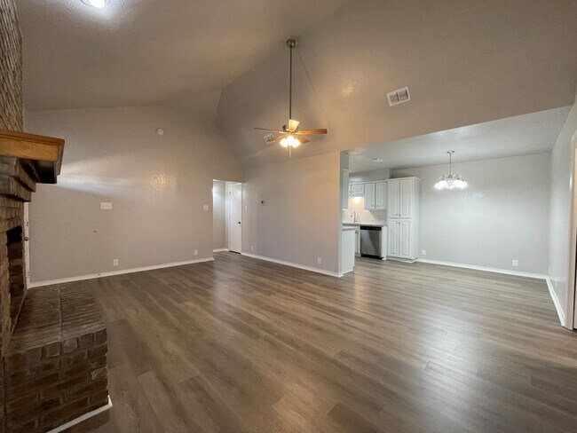 Building Photo - AVAILABLE NOW - 2 BEDROOM 2 BATH TOWNHOME ...
