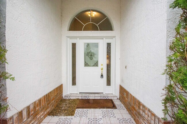 Building Photo - Beautiful Spacious 4 Bedrooms 2 Bathrooms ...
