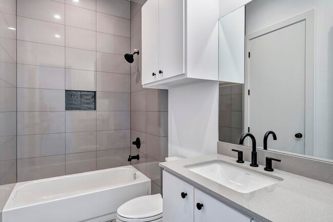 Building Photo - 907 Kern St