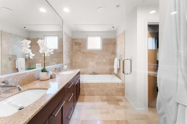 Building Photo - Sophisticated Living on Barton Springs