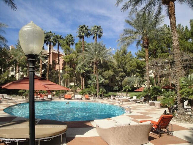 Building Photo - 220 E Flamingo Rd