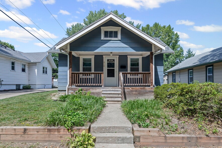 Primary Photo - 810 W 77th St