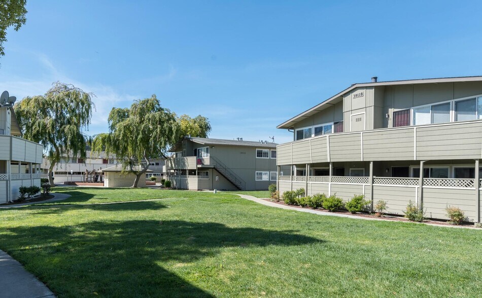 Building Photo - 39126 Sundale Dr