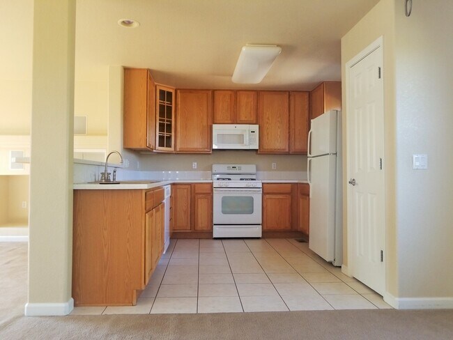 Building Photo - 3 Bedroom, 3.5 Bath End Unit Townhome, 2 C...