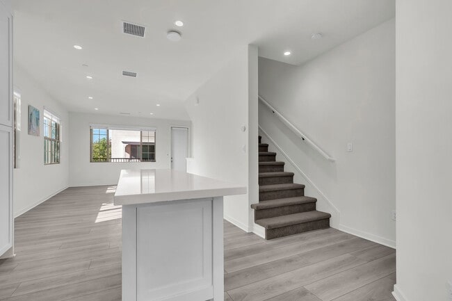 Building Photo - 711 Spring Gdn