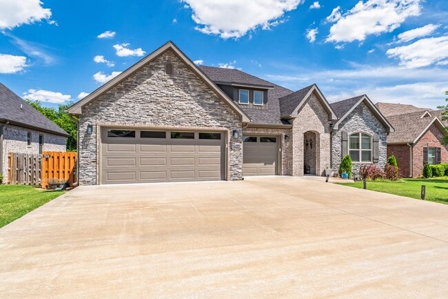 Building Photo - "Contemporary Elegance: Spacious 4 Bed, 3 Bath Modern Rental Home"