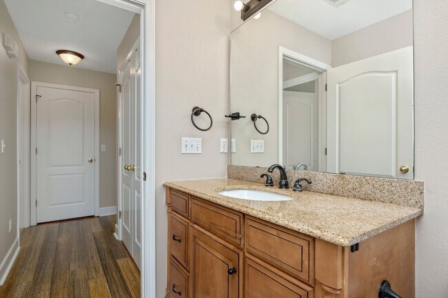 Building Photo - Spacious Home in Navarre!