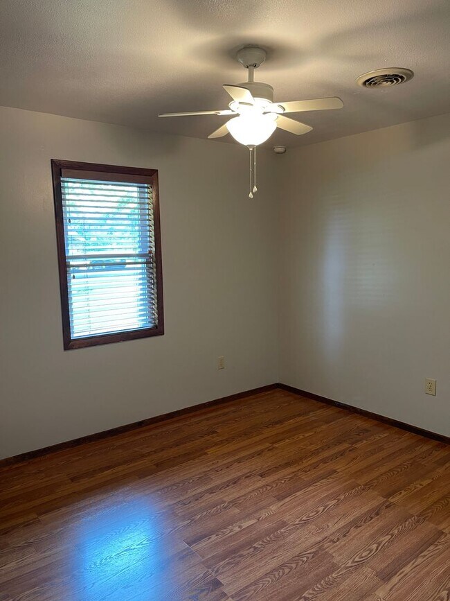 Building Photo - Available 7/25! If you are looking for a l...