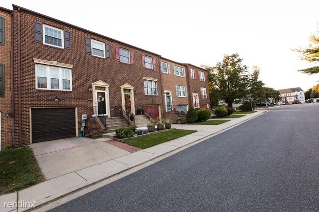 Building Photo - 3 br, 2.5 bath Townhome - 7111 Bradshaw Ct E