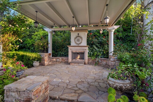 Building Photo - PRIVATE AND TRANQUIL COMPLETELY RENOVATED ...