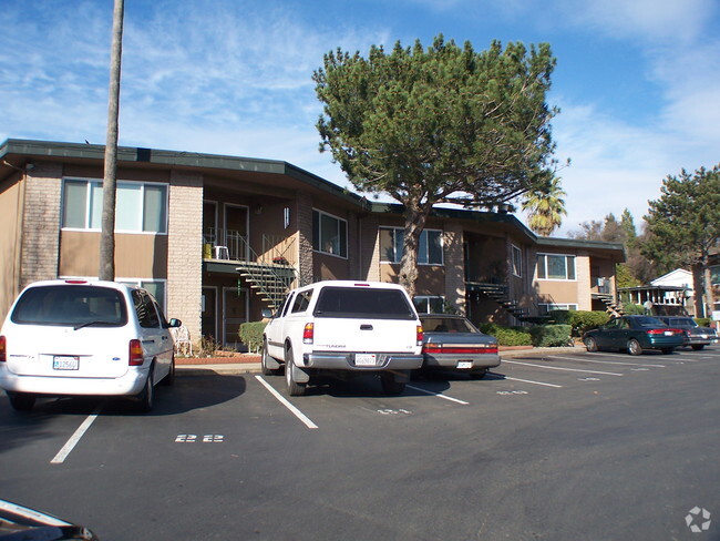Building Photo - Court View Apartments