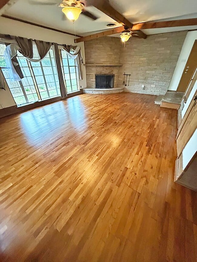 Building Photo - Great 3 Bdrm 1 Bath Home in Sanger Tx