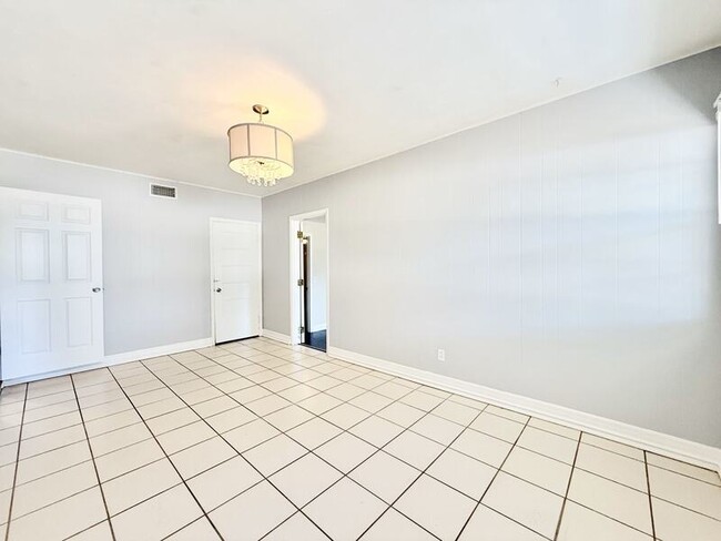 Building Photo - 1238 Bellevue Blvd