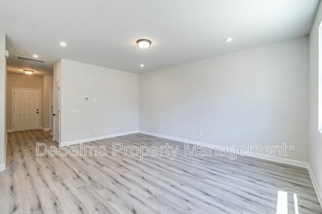 Building Photo - 1120 Chelsea's Wy