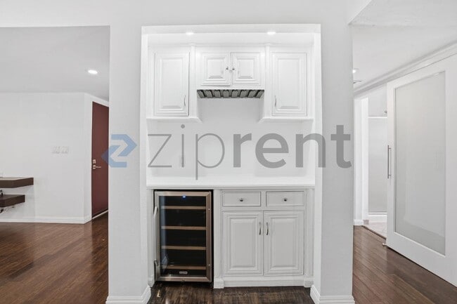 Building Photo - 743 Euclid Ave